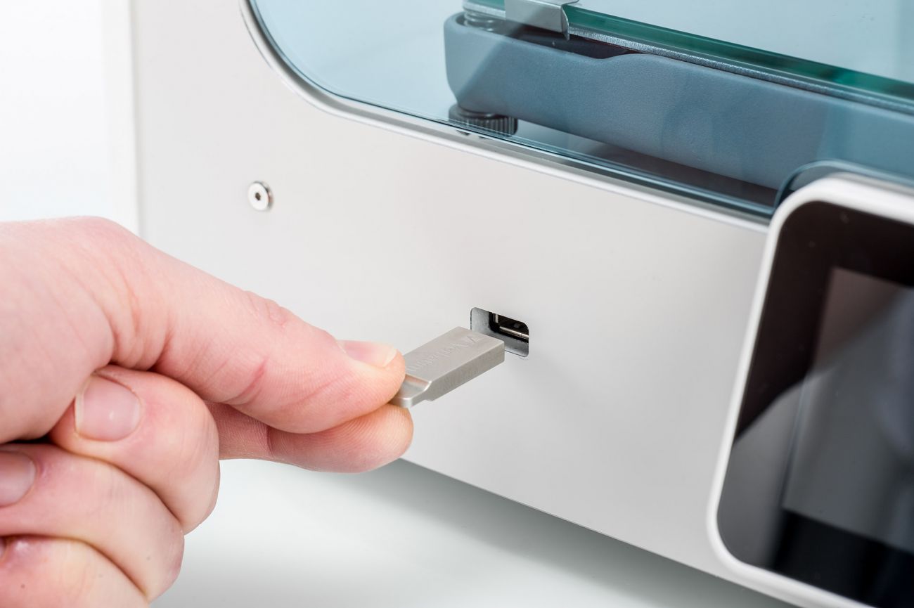 Inserting USB stick into an Ultimaker